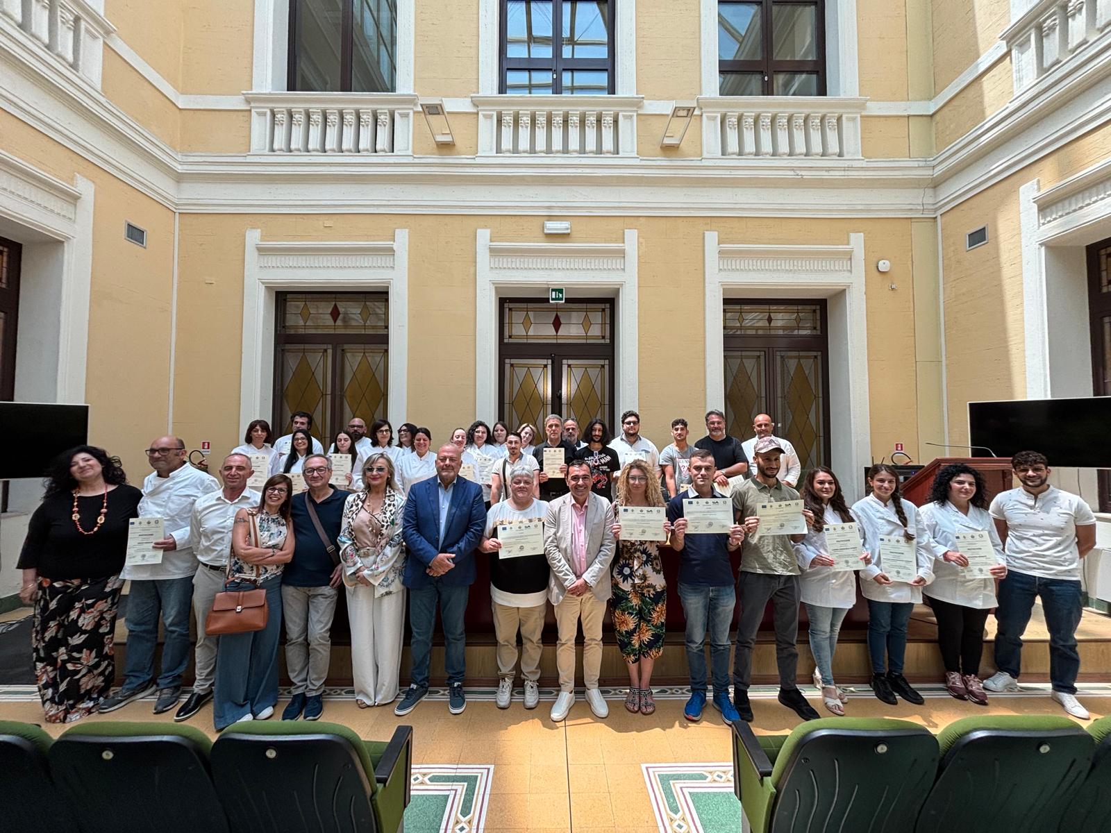 Immagine di copertina per A Palazzo Alvaro consegnati 60 attestati di fine corso per pasticceri, operatori agriturismo ed elettricisti