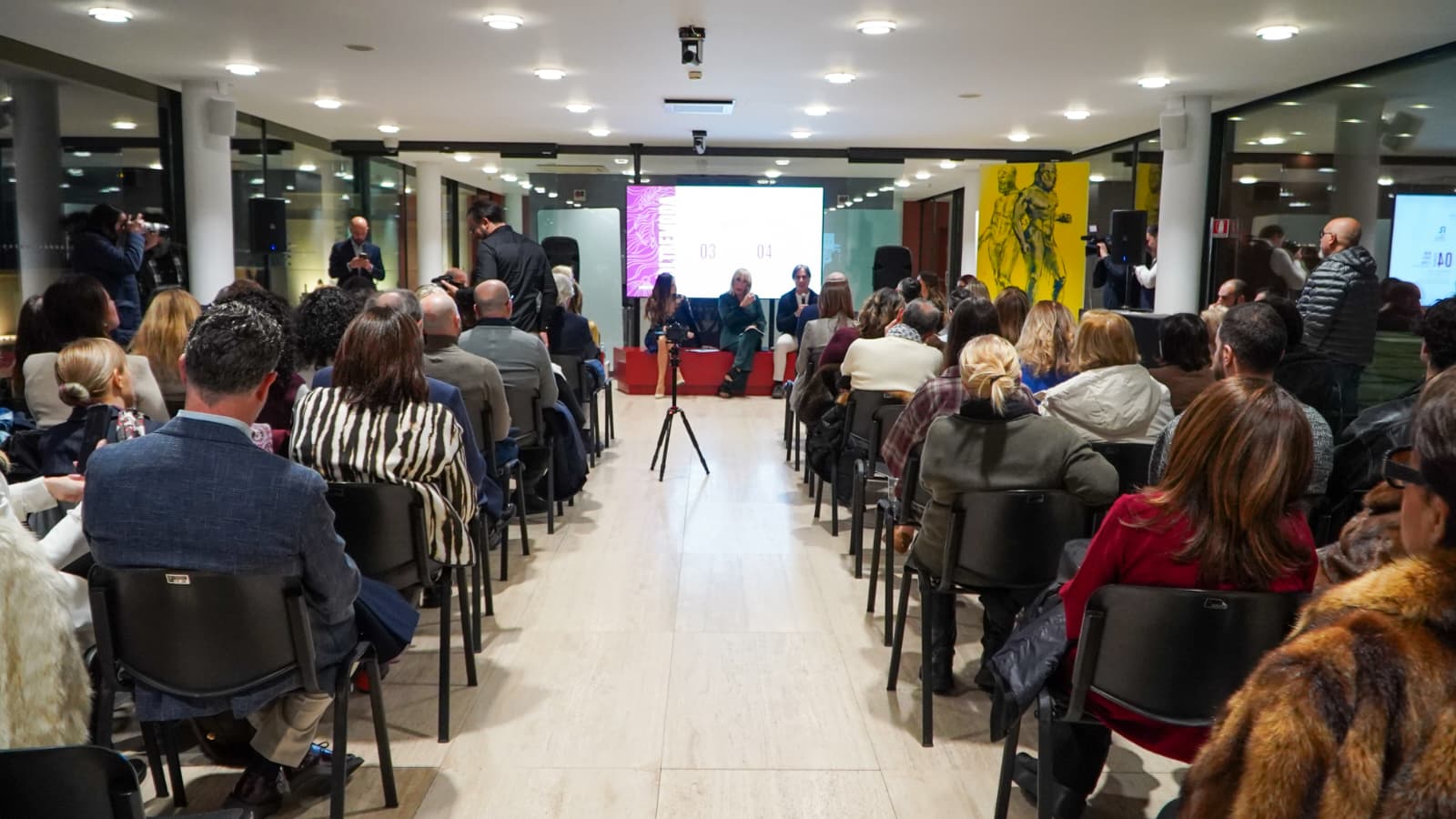 Immagine di copertina per OltreModa, un evento che promuove il territorio attraverso il garbo, la gentilezza e lo stile. Madrina Manuela Arcuri. Stasera gran defil� al teatro �Cilea�