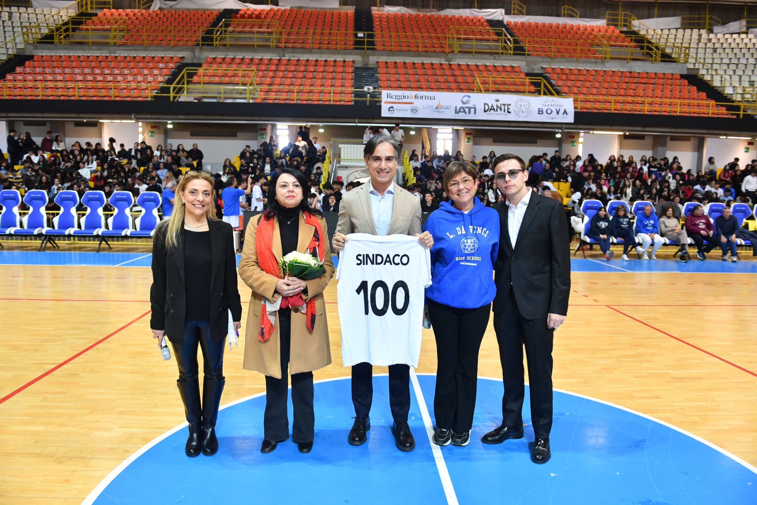 Immagine di copertina per Il Sindaco metropolitano di Reggio Calabria, Giuseppe Falcomat, ospite della giornata dello sport, promossa dal Liceo scientifico Leonardo da Vinci al Palacalafiore di Reggio Calabria.