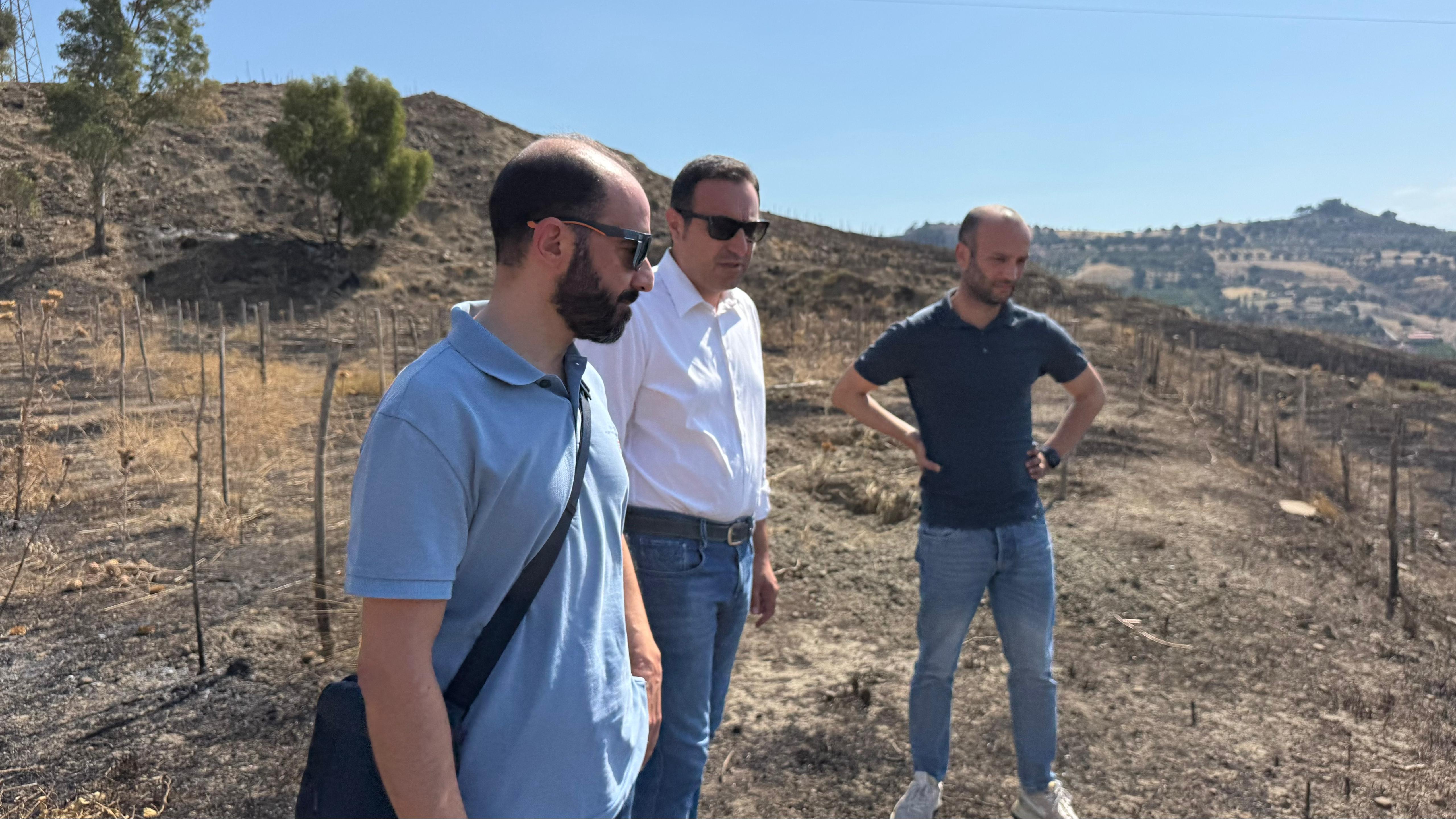 Il consigliere delegato Salvatore Fuda sul terreno confiscato e distrutto da un incendio a Melito Porto Salvo: In fumo l80% dei 12 ettari recuperati. Ripartiremo