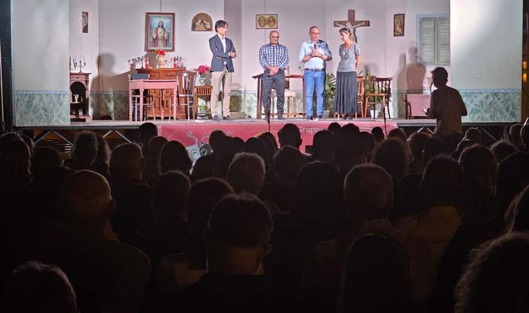 Ancora il pienone alla Villa Comunale per il Festival del Teatro popolare, il sindaco Falcomat� e il vicesindaco Versace: \