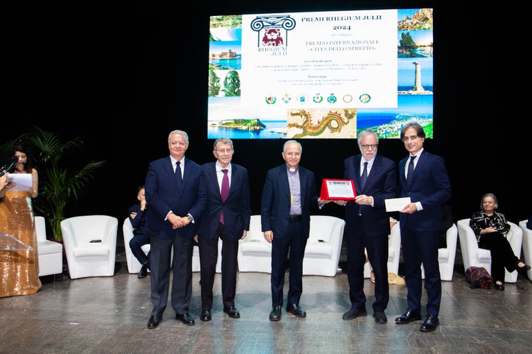 Grande successo per la cerimonia finale della 56esima edizione del Premio Rhegium Julii. Il Sindaco Falcomat�: �Edizione davvero straordinaria, con presenze di grande qualit��